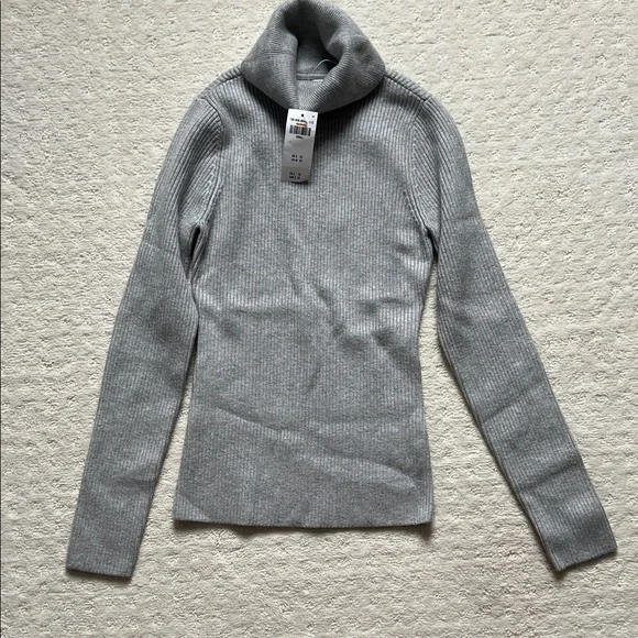 Abercrombie and Fitch Gray Ribbed Turtleneck Sweater - Picture 1 of 4